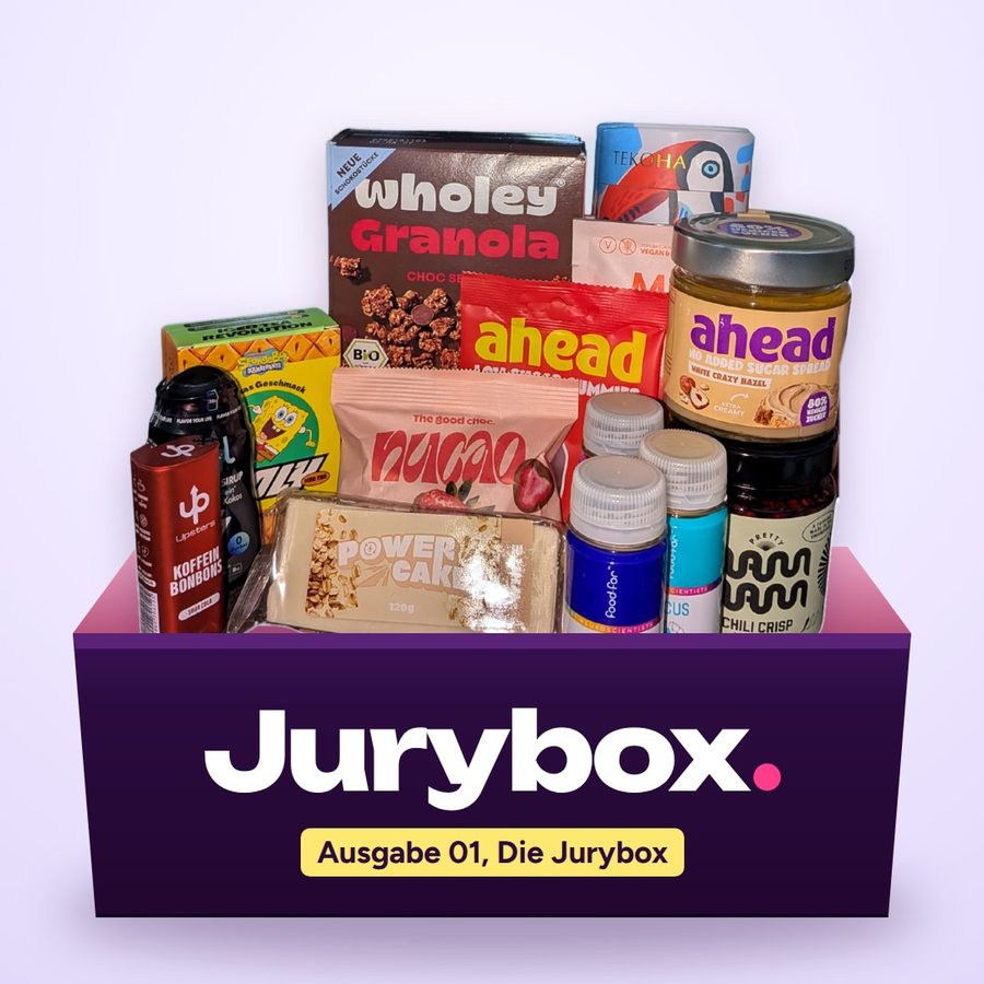 Beispiel für die Jurybox mit Granola, Haselnusscreme, Tee, Eistee, Koffein-Bonbons, Drink-Shots und Chili Crisp